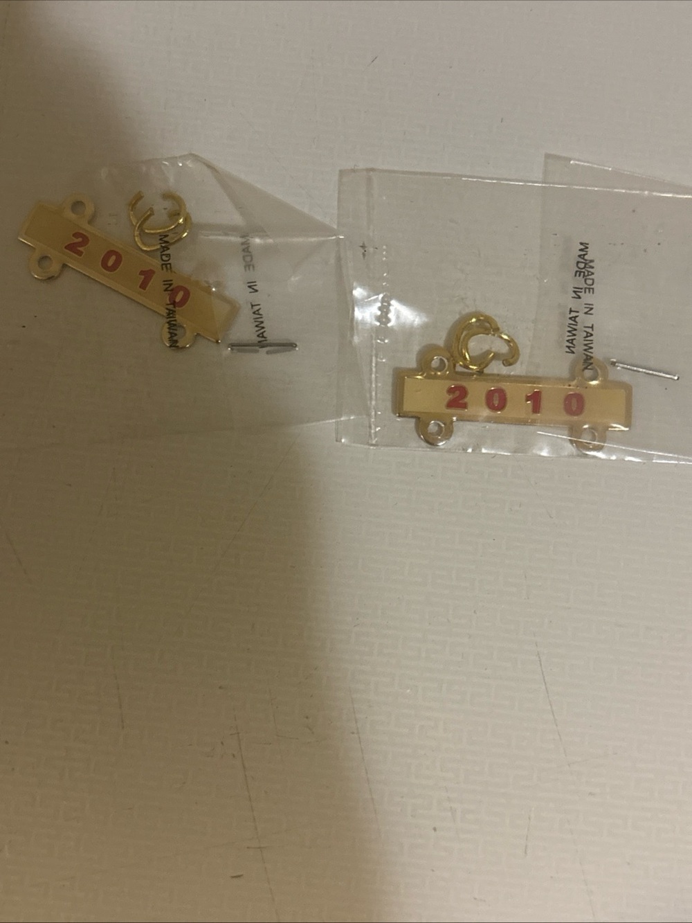 2010 Year Bar Lapel Pin Gold Tone Red Enamel Recognition Service Award NIP